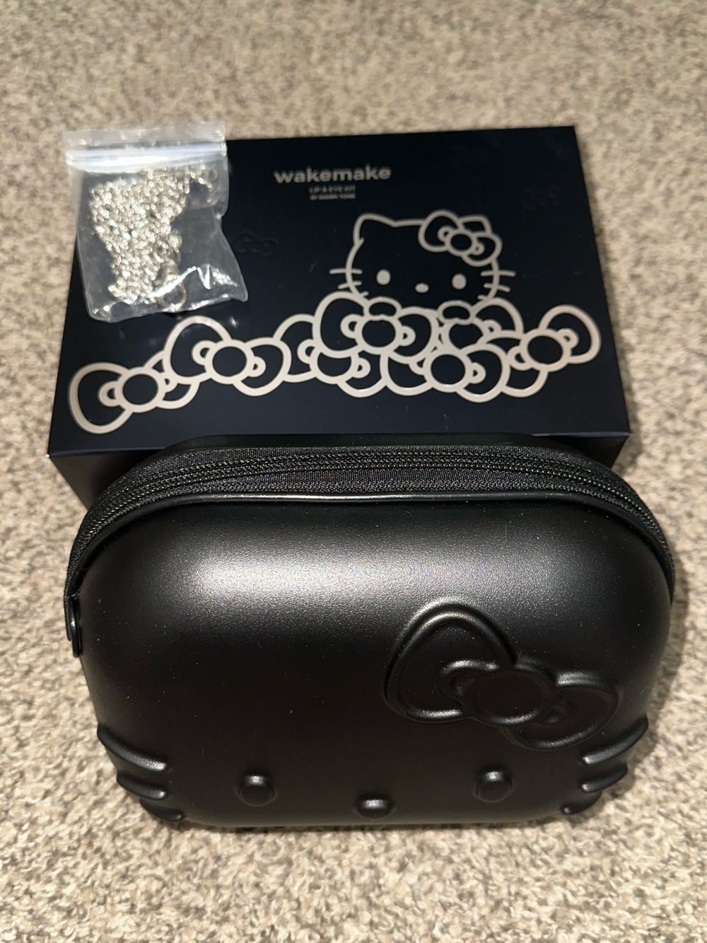 Wakemake x Sanrio Hello Kitty Bag